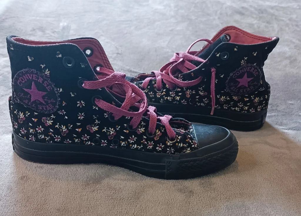 Pair of All Star Chuck Taylor converses size 37 good condition floral pattern – photo 3